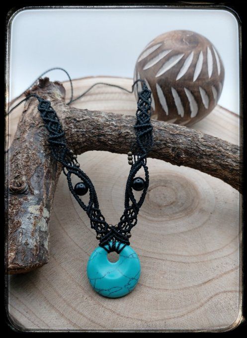 Collier micro-macramé  "HOWLITE BLEUE"