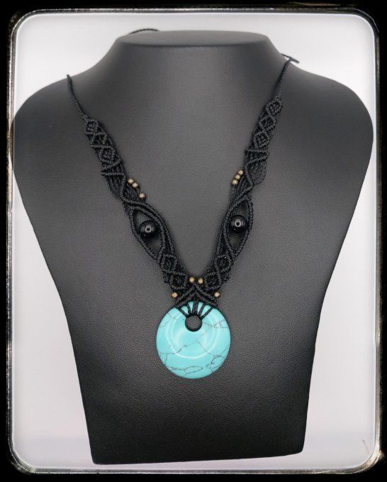 Collier micro-macramé  "HOWLITE BLEUE"