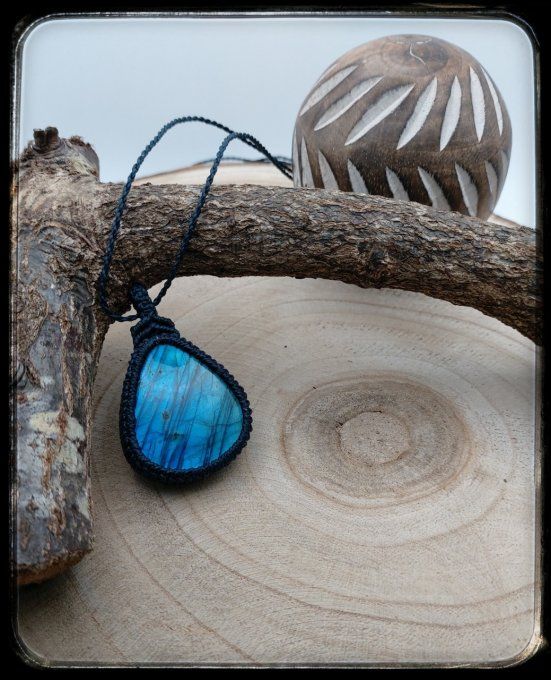 Pendentif micro-macramé  "LABRADORITE BLEUE"