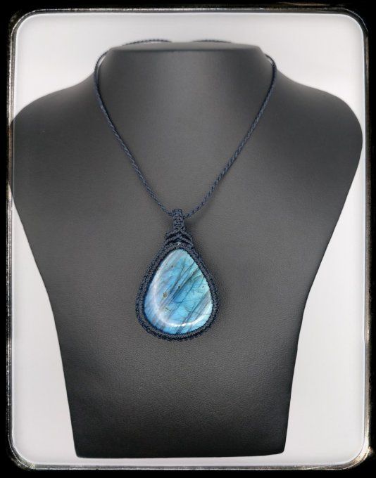 Pendentif micro-macramé  "LABRADORITE BLEUE"