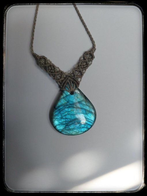 Collier micro-macramé "LABRADORITE BLEUE"