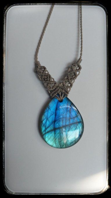 Collier micro-macramé "LABRADORITE BLEUE"